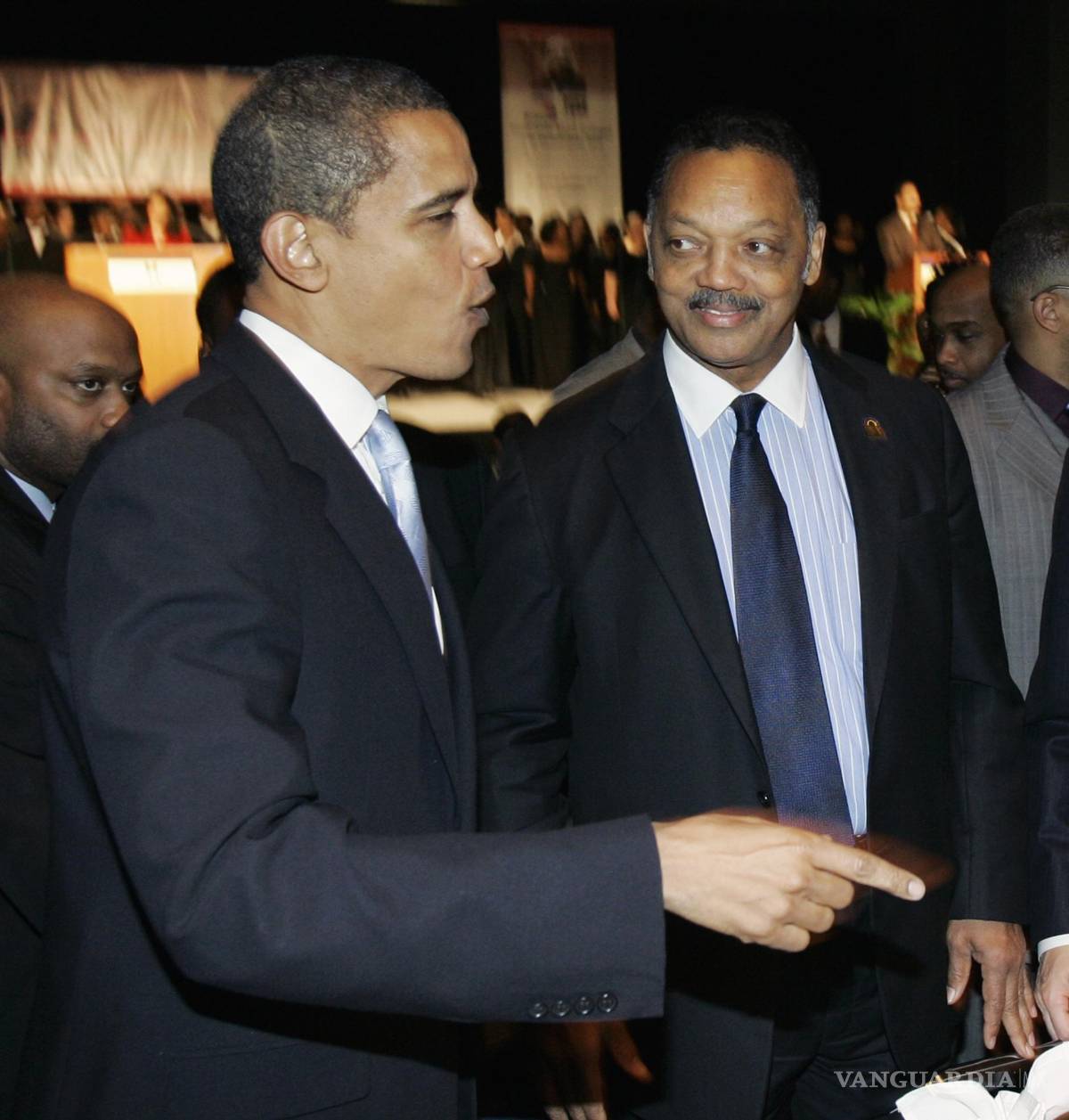 $!El entonces candidato presidencial demócrata, el senador Barack Obama y Jesse Jackson en la entrega de becas Martin Luther King Jr. en Chicago el 15 de enero de 2007.