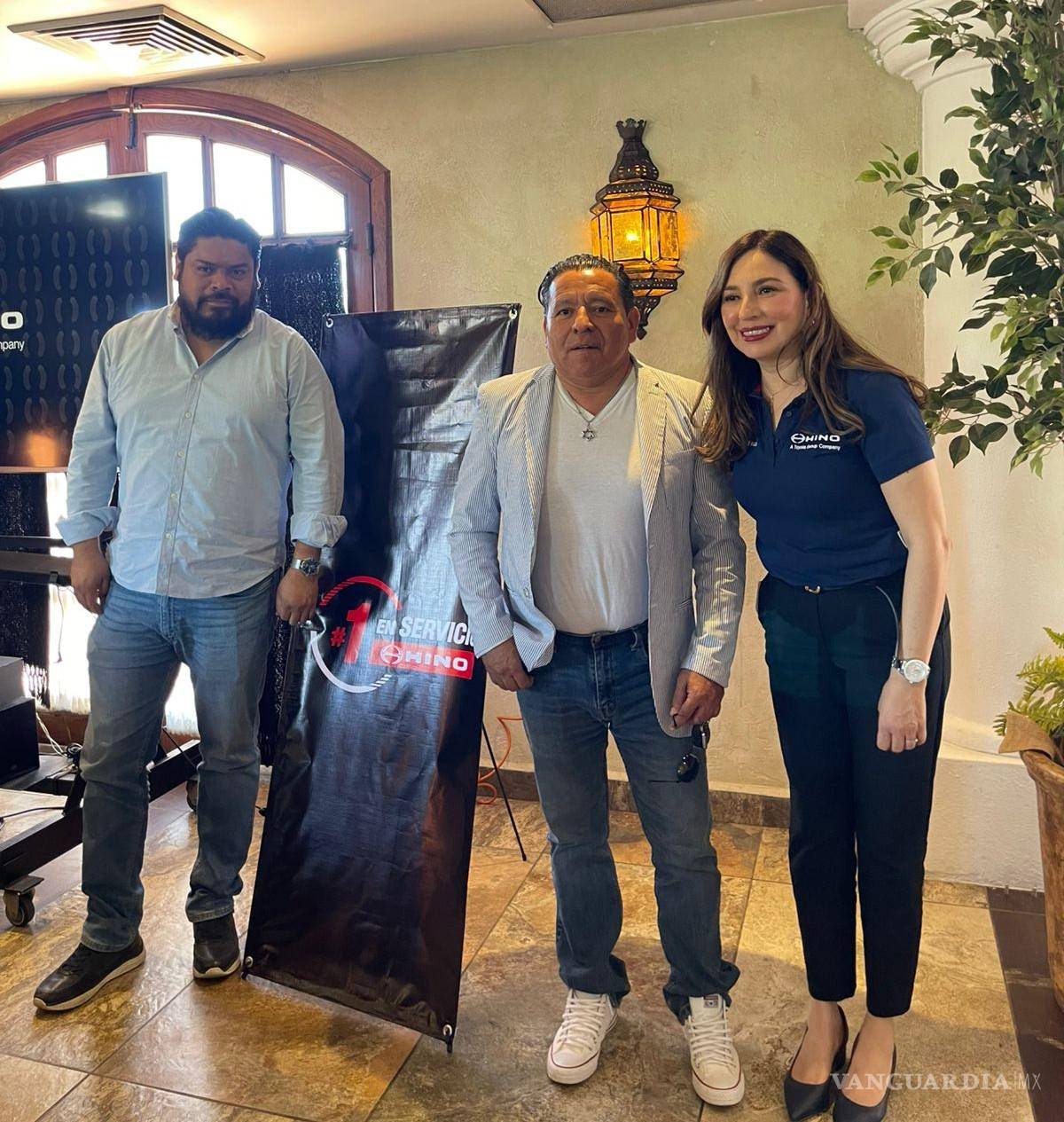 $!Los asistentes realizaron un recorrido por las unidades presentadas al cierre del evento.