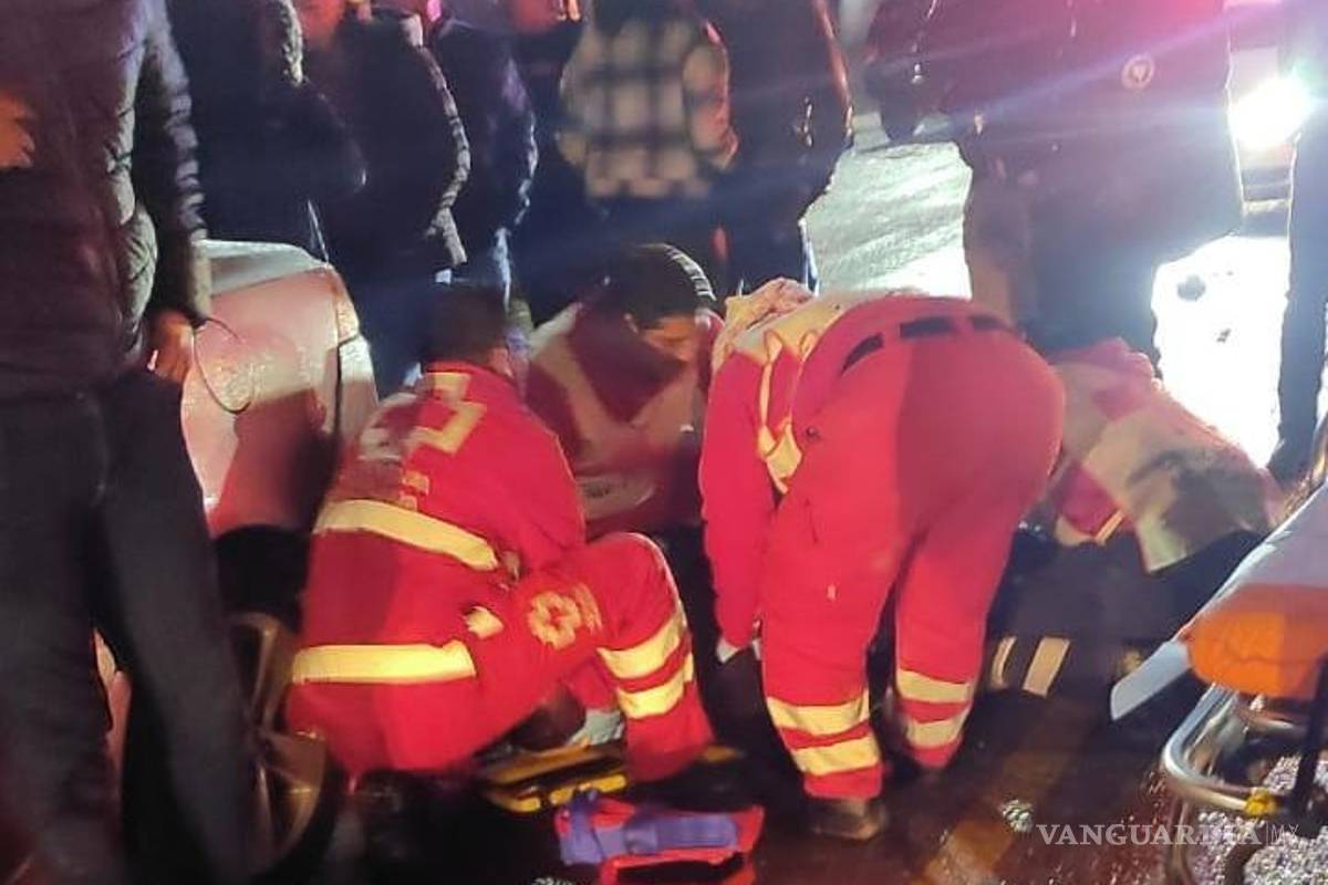 Camioneta impacta a motociclista y lo proyecta contra auto que lo mata; acusan al IMSS de negarle atención