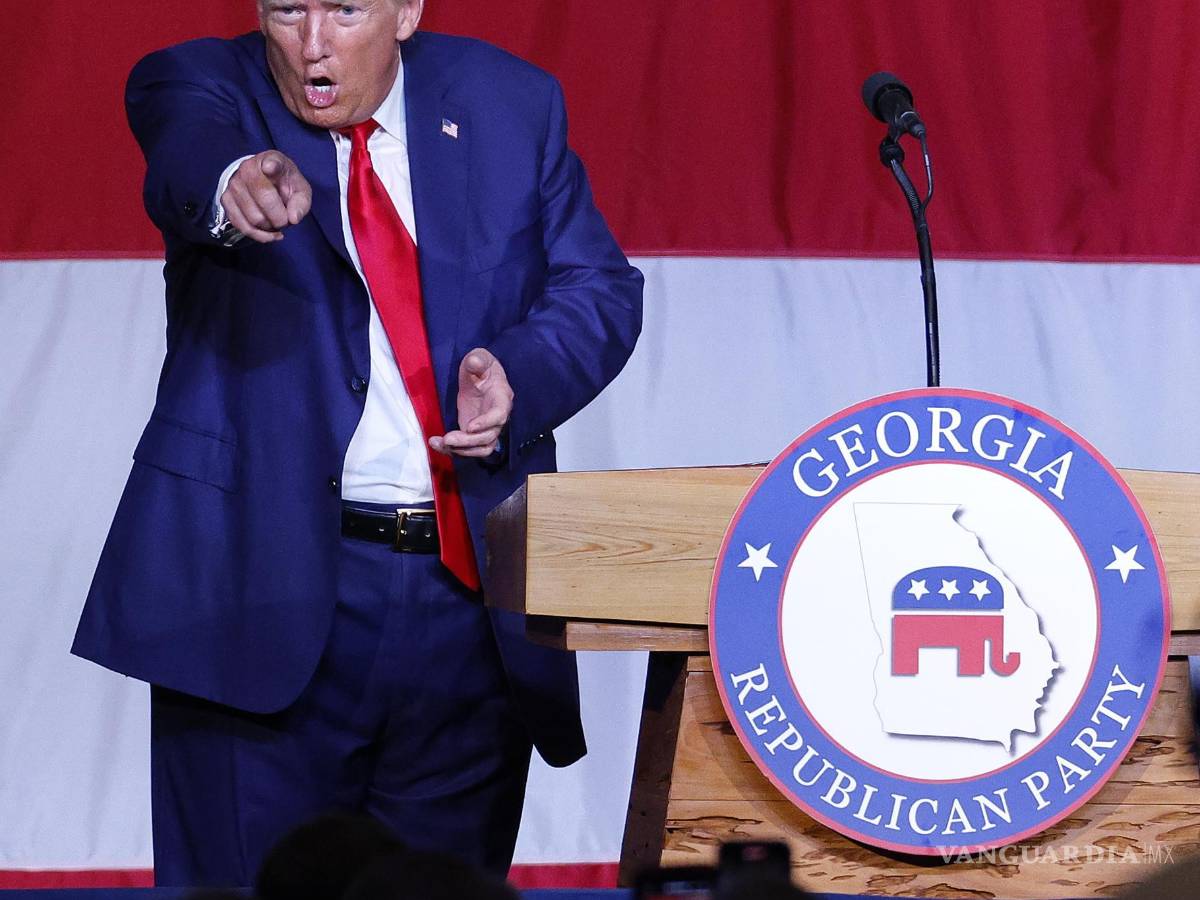 $!El expresidente y candidato presidencial republicano Donald Trump reacciona cuando se va después de hablar en la Convención Estatal GOP de Georgia.