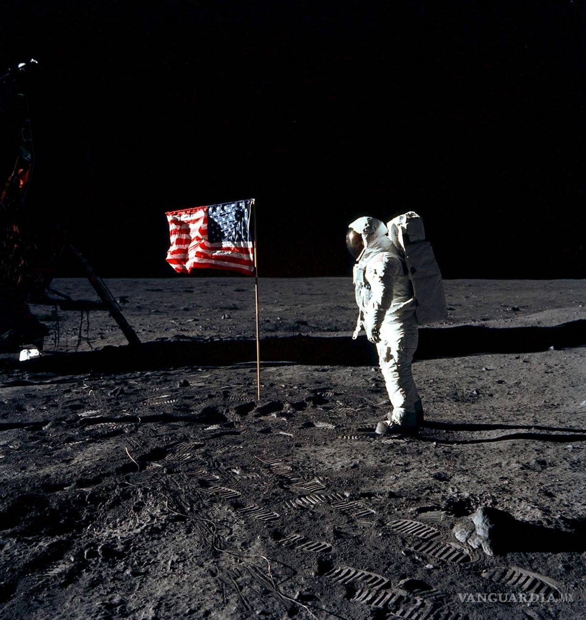 $!Armstrong se convirtió en el primer astronauta que pisó la superficie de la Luna a las 2:56 (hora internacional UTC) en una zona denominada Mar de la Tranquilidad