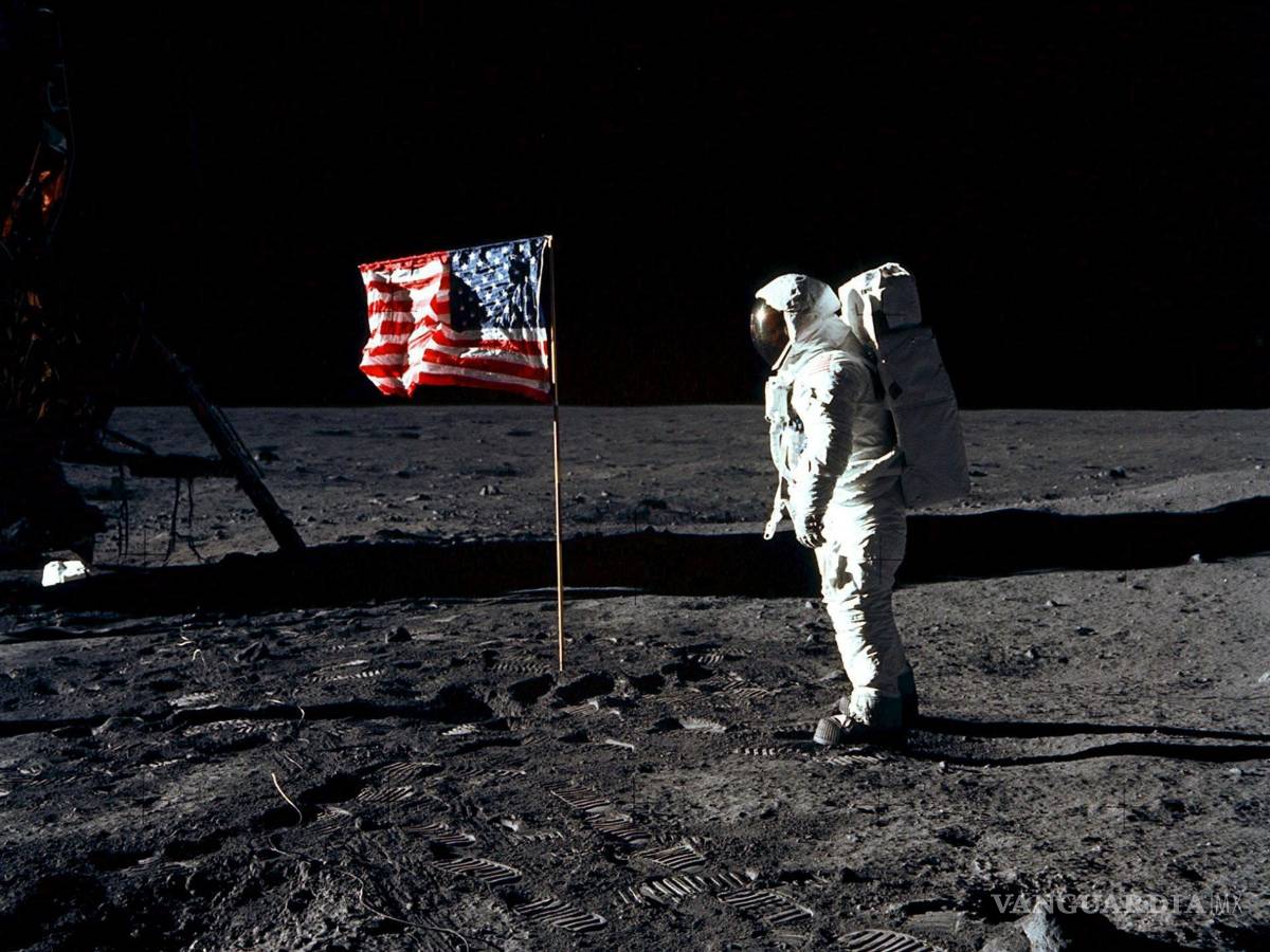$!Armstrong se convirtió en el primer astronauta que pisó la superficie de la Luna a las 2:56 (hora internacional UTC) en una zona denominada Mar de la Tranquilidad