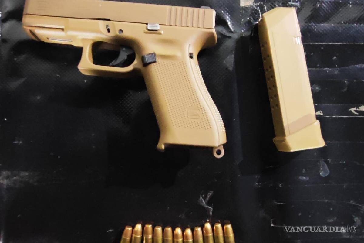 Detienen a hombre en auto con placas de Coahuila, en posesión de drogas y un arma en Nuevo León