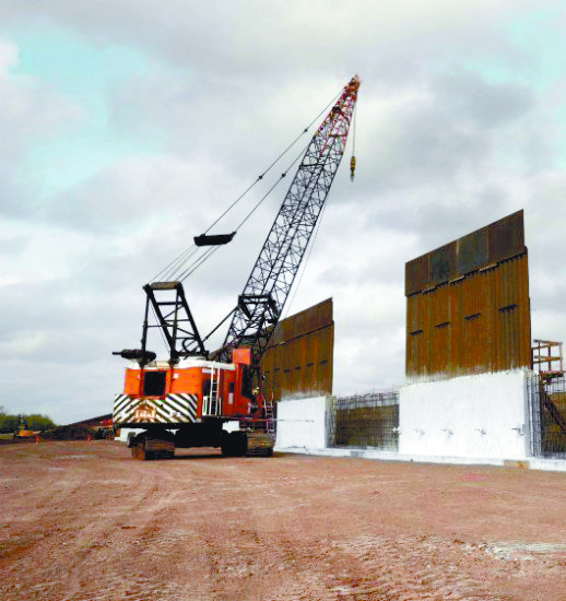 Cancela EU contratos para muro en la frontera con México