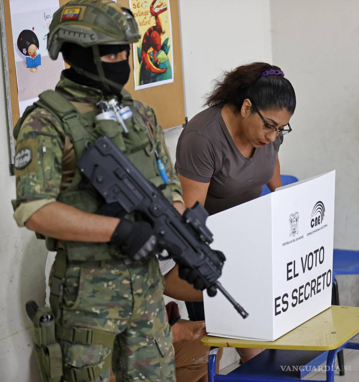 $!Militares brindan seguridad a los ciudadanos en sus centros de votación durante la jornada de elecciones generales en Ecuador.