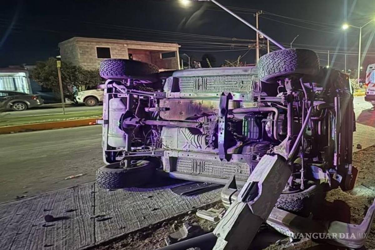 $!El vehículo quedó recostado a un costado de la calle Óscar Flores Tapia, en la colonia El Cura.