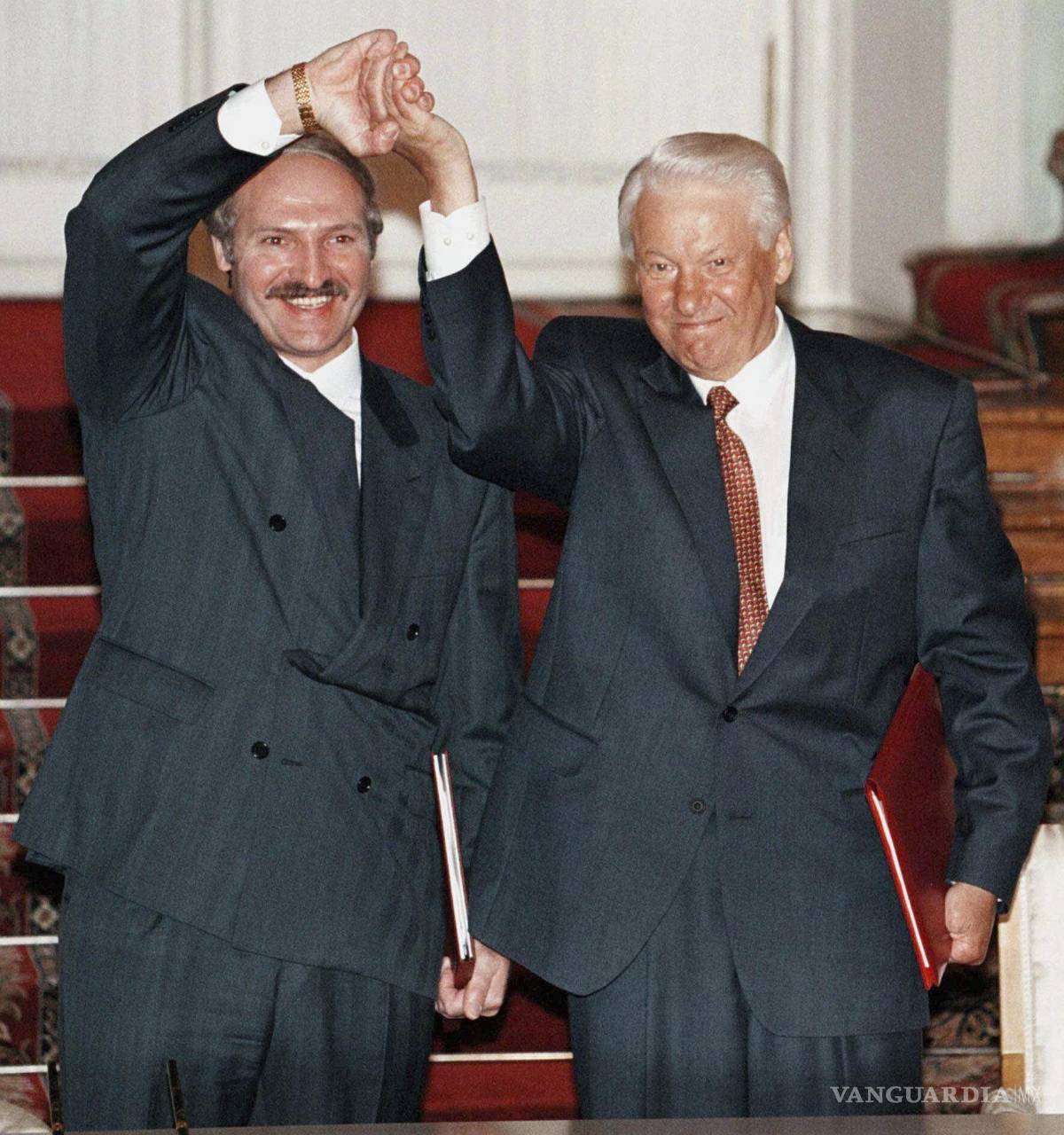 $!El presidente ruso, Boris Yeltsin, y el presidente bielorruso, Alexander Lukashenko, tras firmar un estatuto sindical en el Kremlin de Moscú, el 23 de mayo de 1997.