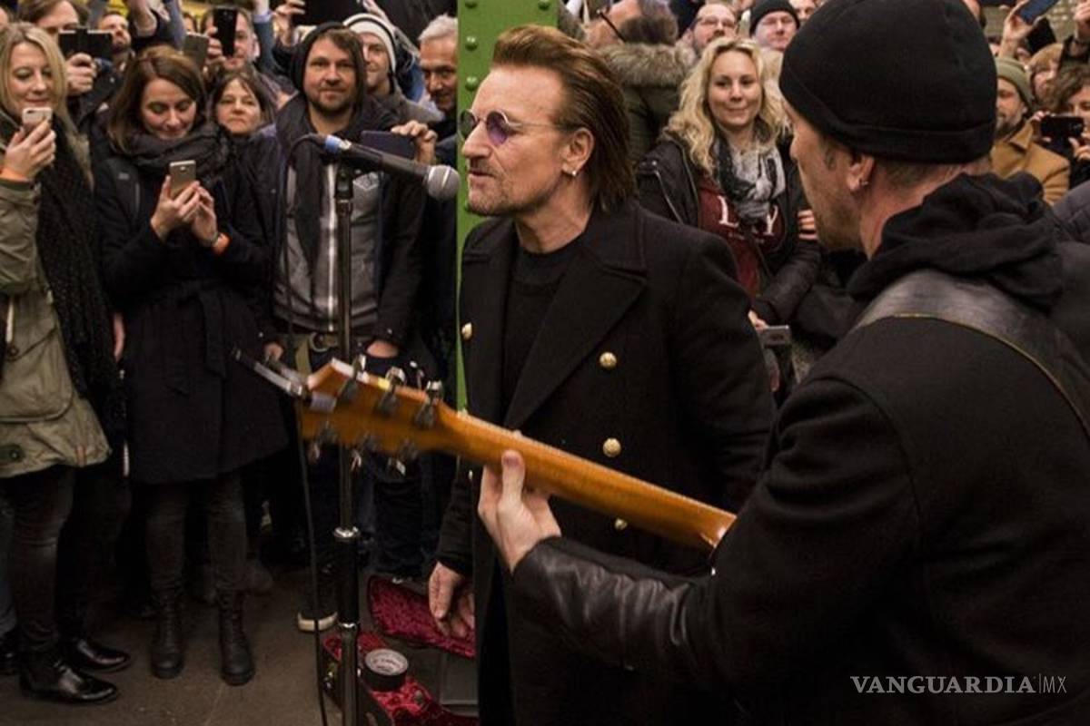 Sorprende U2 con un concierto en el metro de Berlín