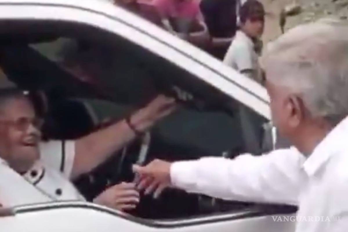 AMLO saluda de mano a la mamá del Chapo Guzmán en gira por Sinaloa