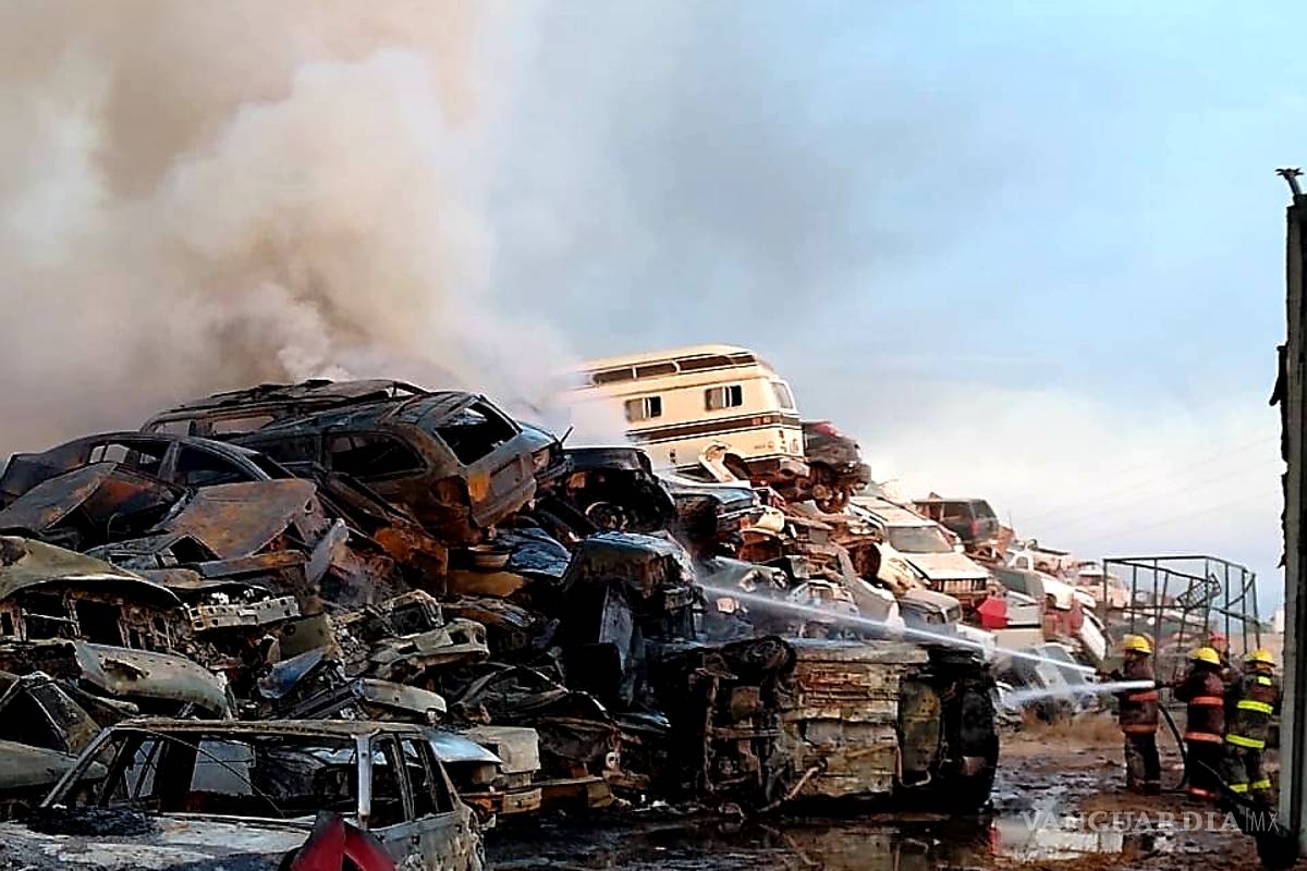 $!Arden centenares de vehículos en corralón de “Grúas Laguna” en Torreón