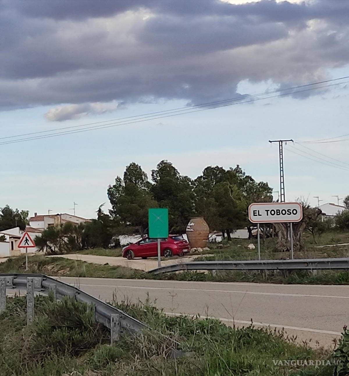 $!Entrada a El Toboso desde la carretera de Miguel Esteban. EFE/Amalia González Manjavacas