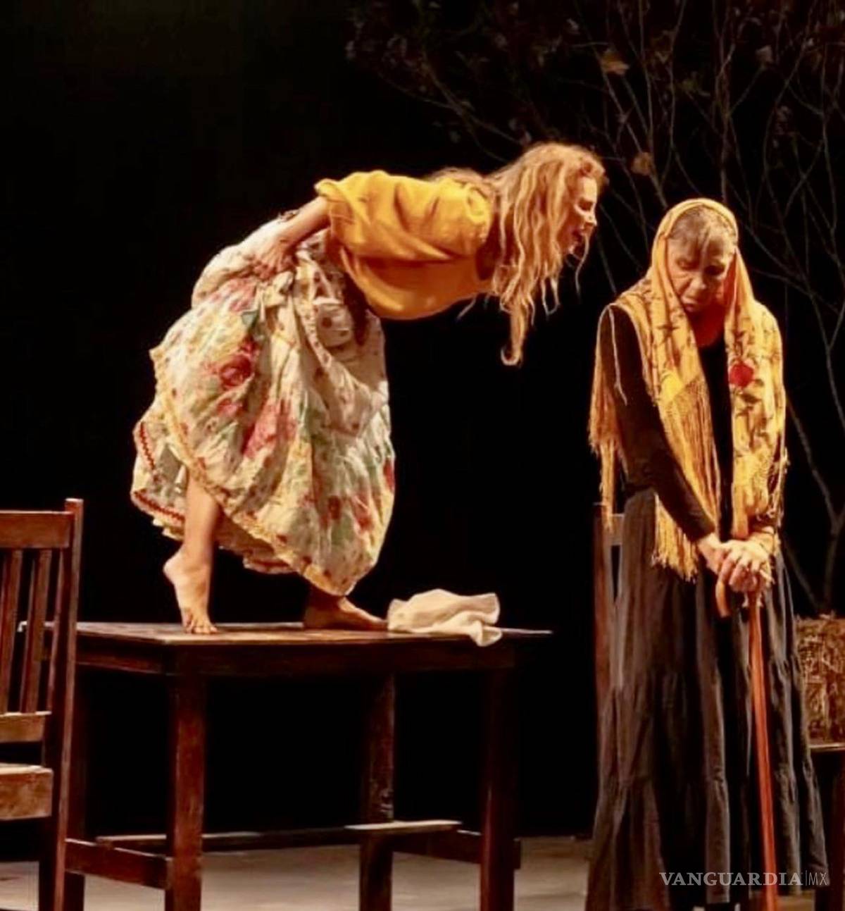 $!Balbina Sada y Fernanda Reyes en una escena de la obra de teatro “Embrujo”.