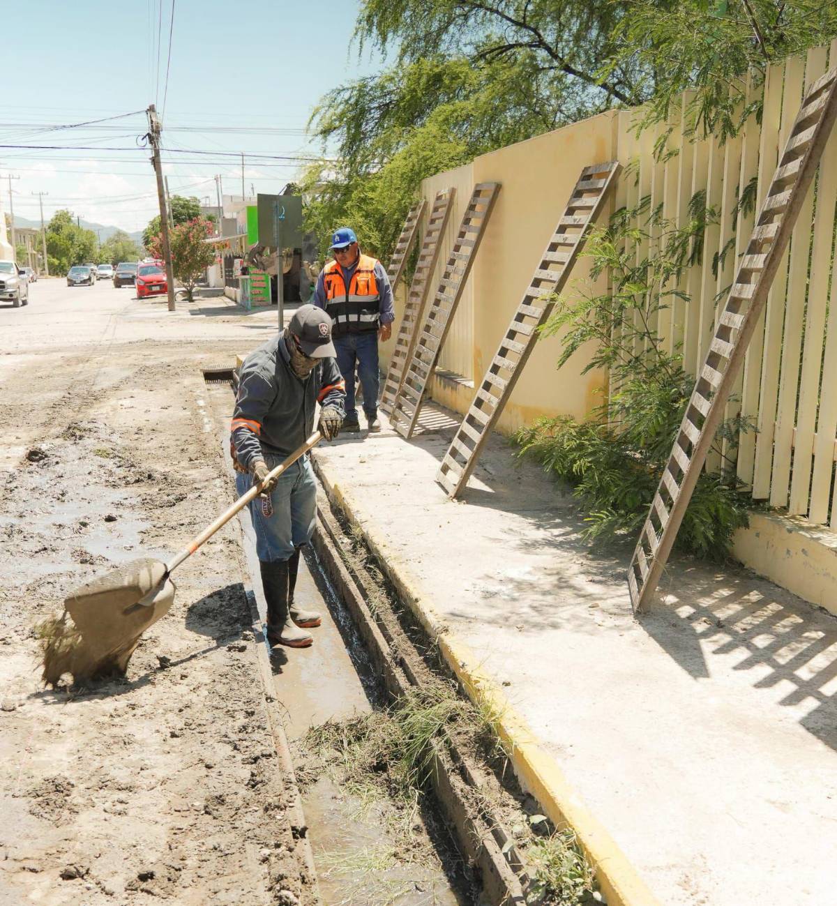 $!Cuadrillas trabajan en la limpieza y desazolve de puntos estratégicos del municipio.
