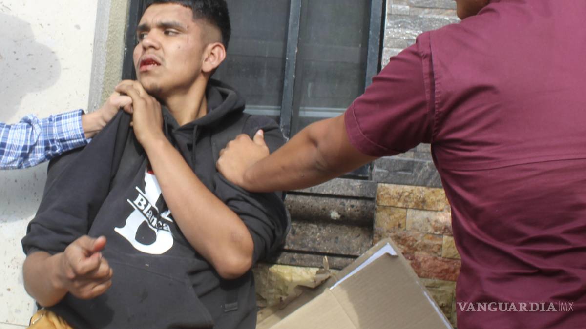 Acusan a joven de robo de calzado en Provivienda, en Saltillo; vecinos lo golpean antes de ser detenido