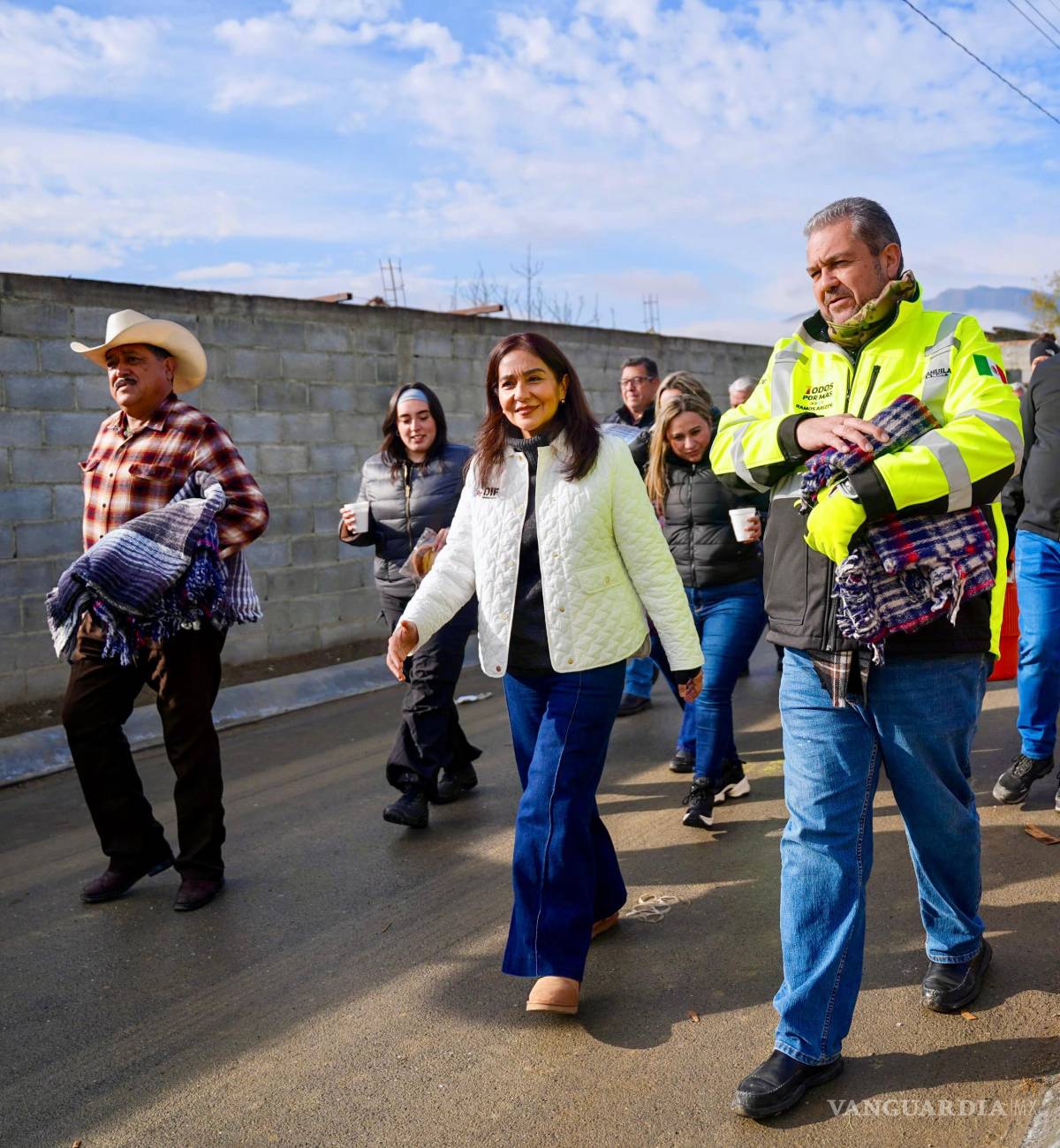 $!Tomás Gutiérrez Merino encabezó las acciones en Cañada Ancha, acompañado de autoridades municipales y del DIF.