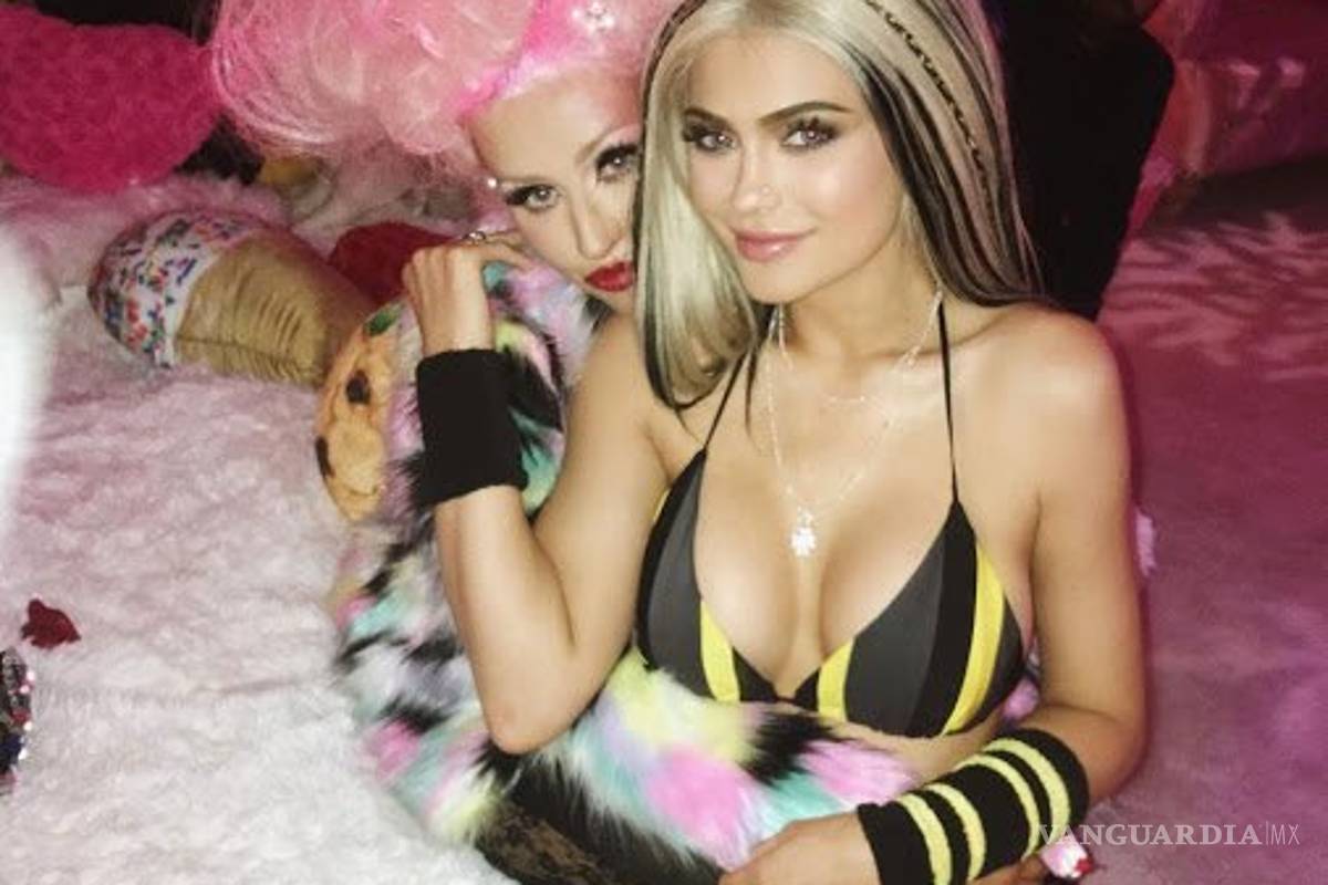 Kylie Jenner besó en la boca a Christina Aguilera