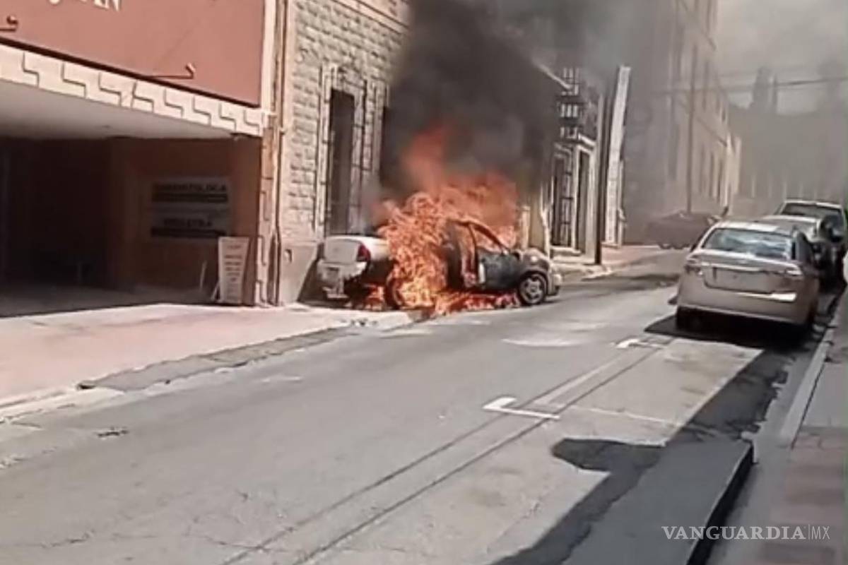 Conductor escapa de auto en llamas en pleno centro de Saltillo