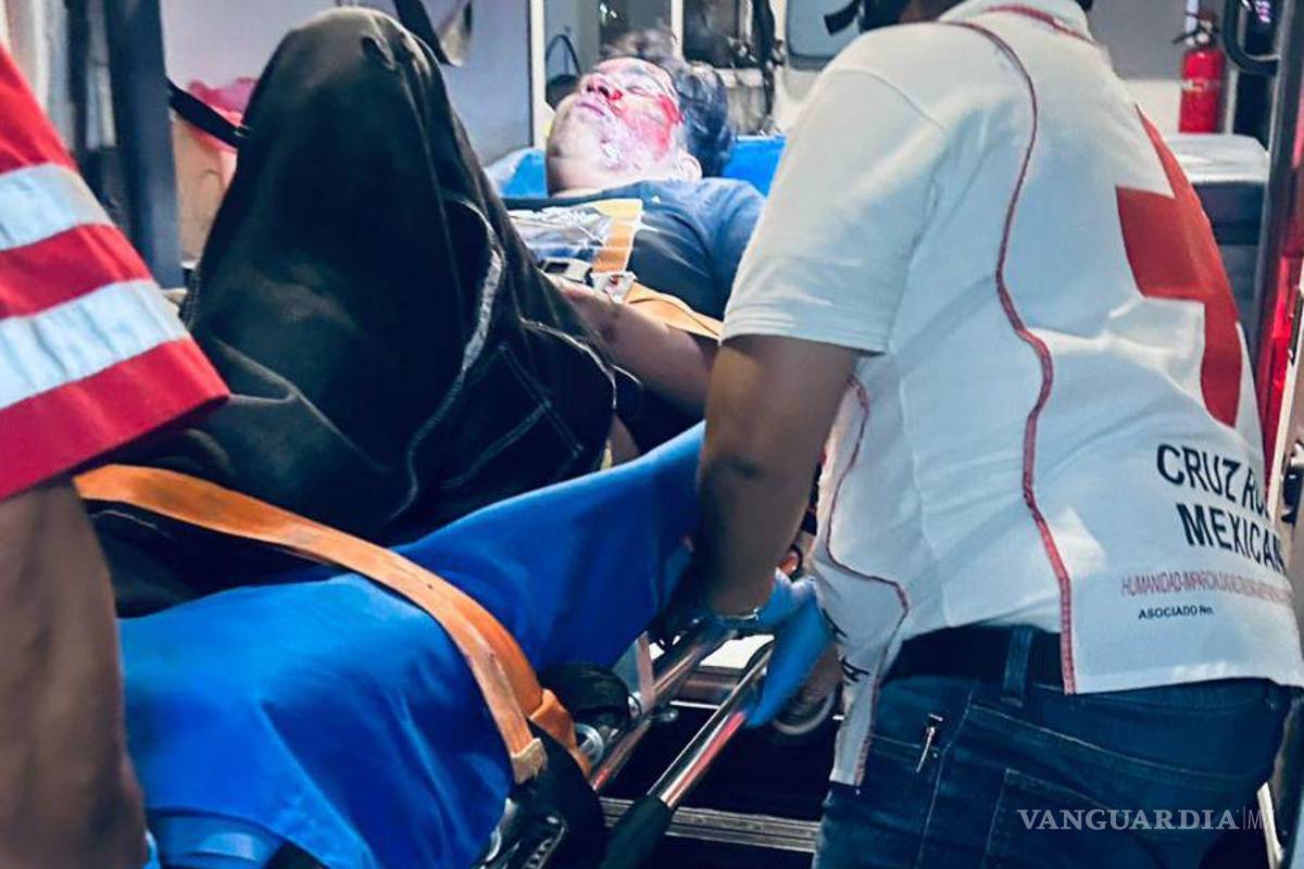 $!El adolescente derrapó cerca de 30 metros tras perder el control de la motocicleta en calles de la colonia La Minita.