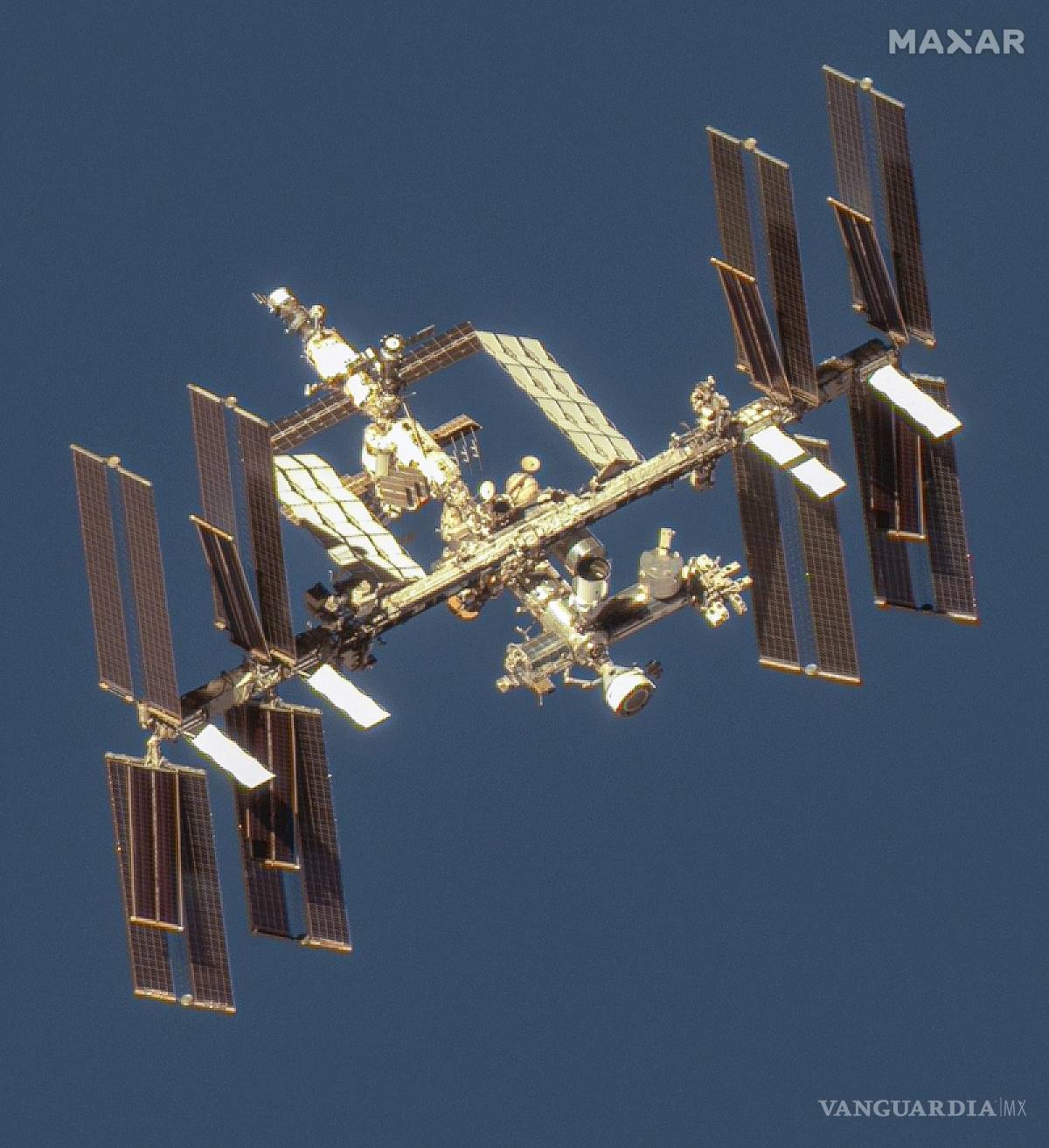 $!Esta imagen satelital publicada por Maxar Technologies muestra una descripción general de la Estación Espacial Internacional con la nave espacial Boeing Starliner.