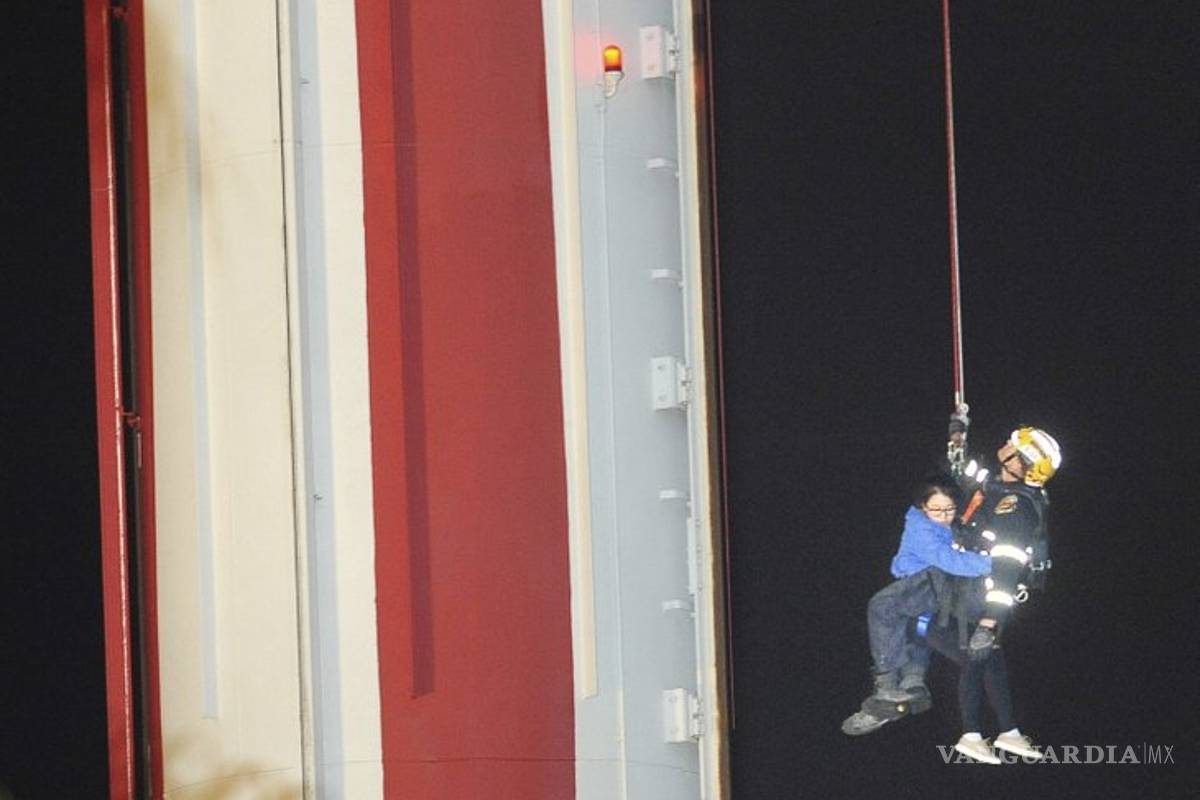 Rescatan a 21 personas de una atracción varada en California