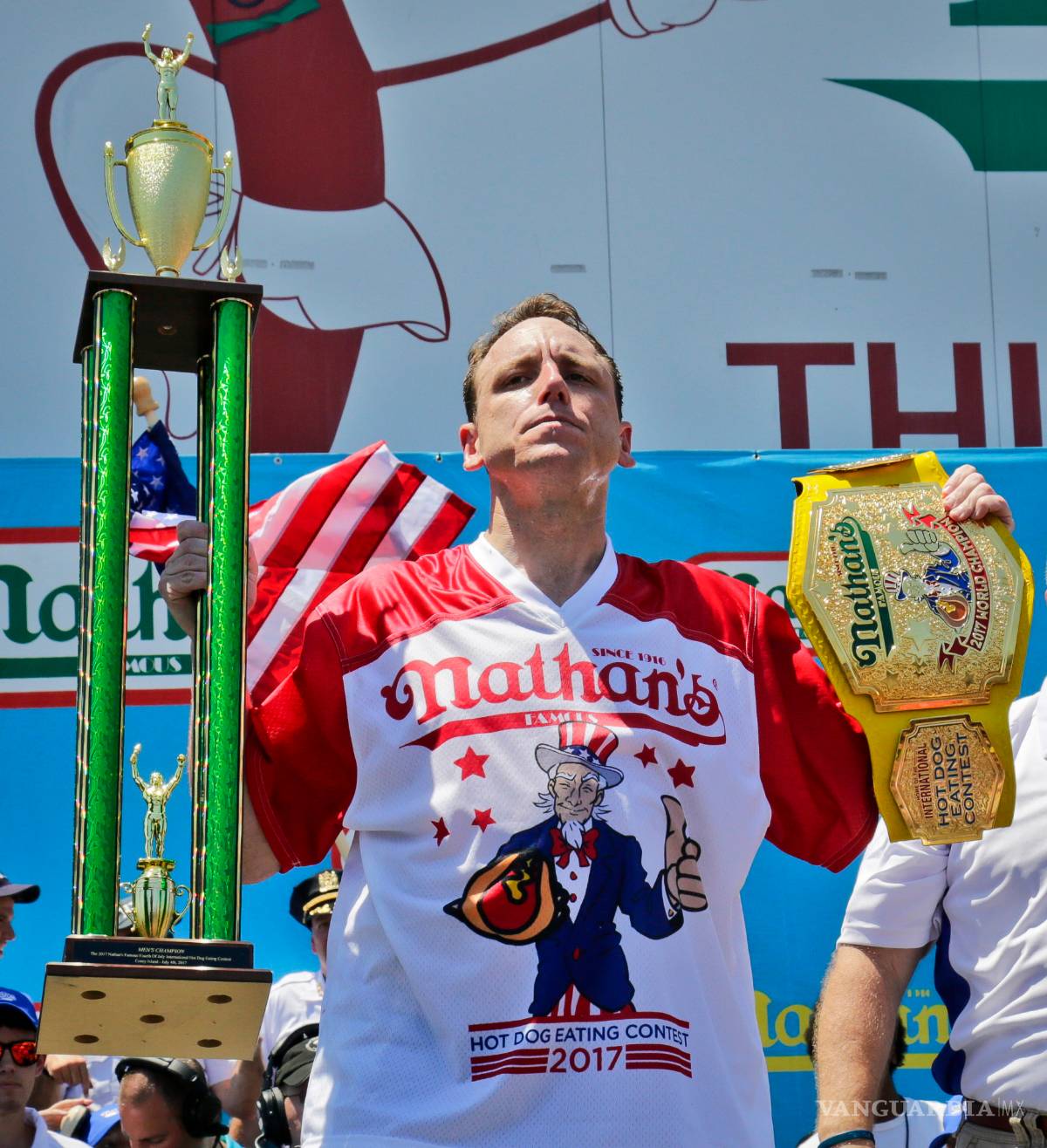 $!Estadounidense come 72 hot dogs en 10 minutos para celebrar la Independencia