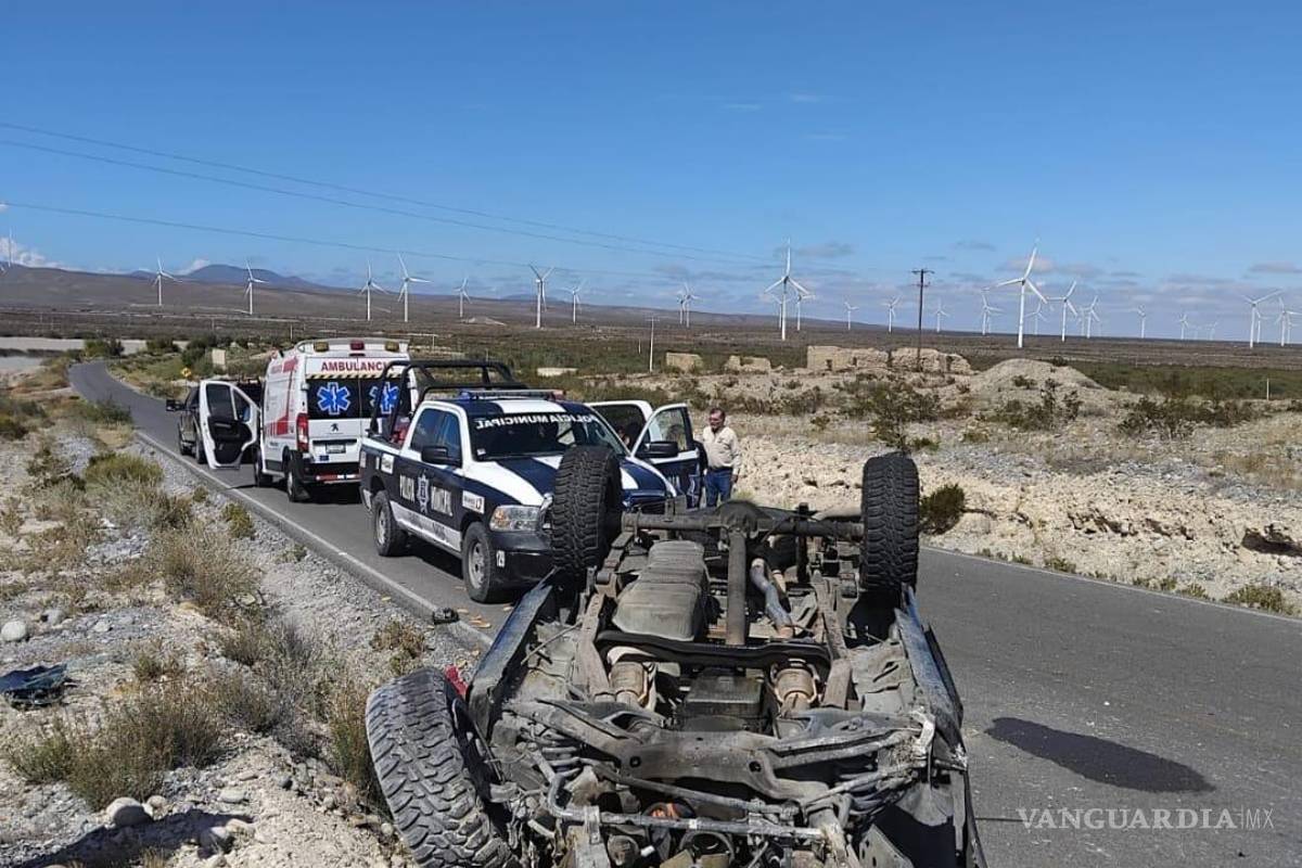 Vuelcan paisanos en carretera de Ramos Arizpe