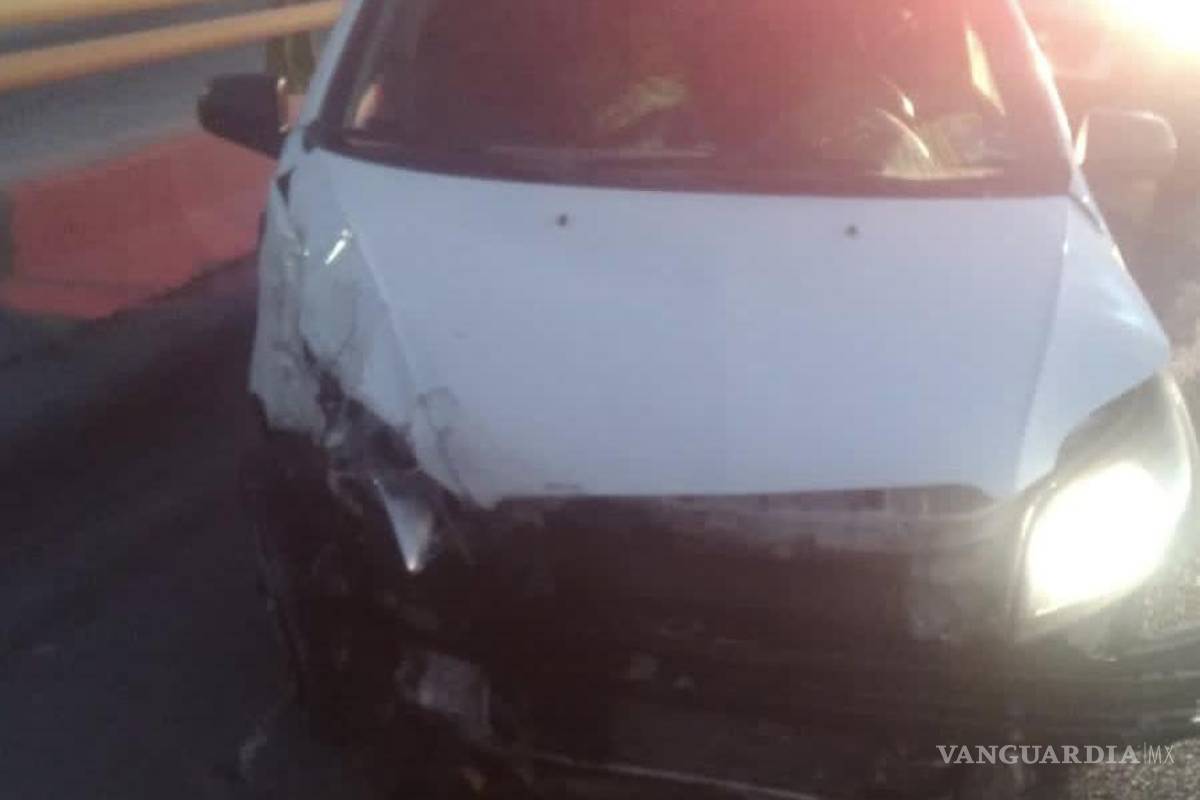 Estudiante choca, acuden a atenderlo, impactan a patrulla y él sale disparado, en Saltillo