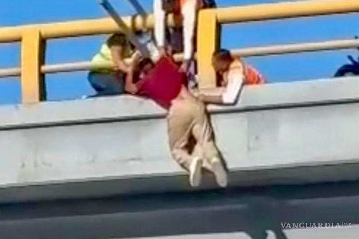 Salvan oficiales a hombre que intenta lanzarse de un puente en Torreón