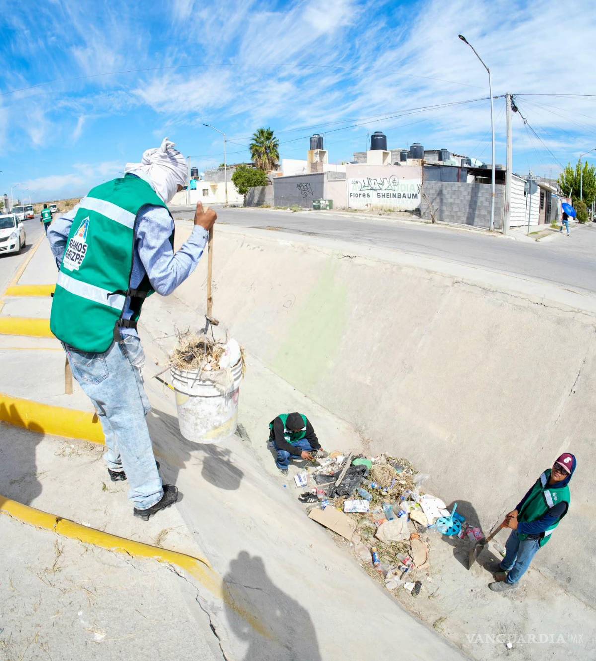 $!Las cuadrillas concentraron los trabajos en los puntos con mayor acumulación de residuos dentro y alrededor del canal.