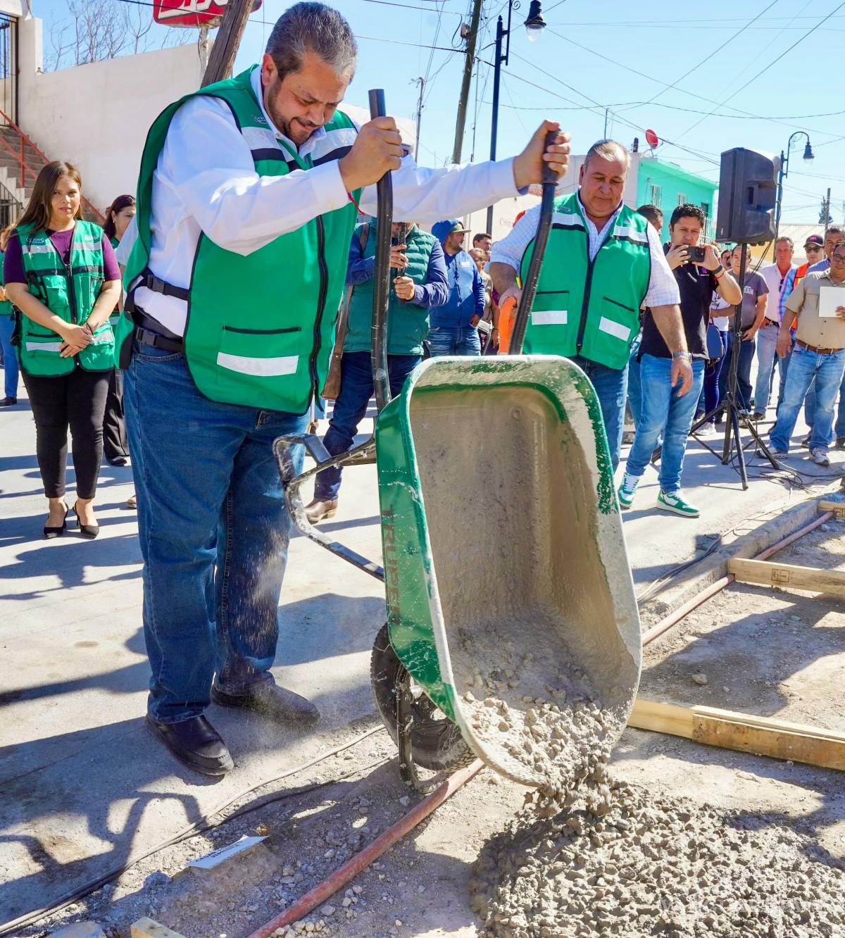 $!Se rehabilitan calles de alta circulación como parte del programa de recarpeteo impulsado por la actual administración.