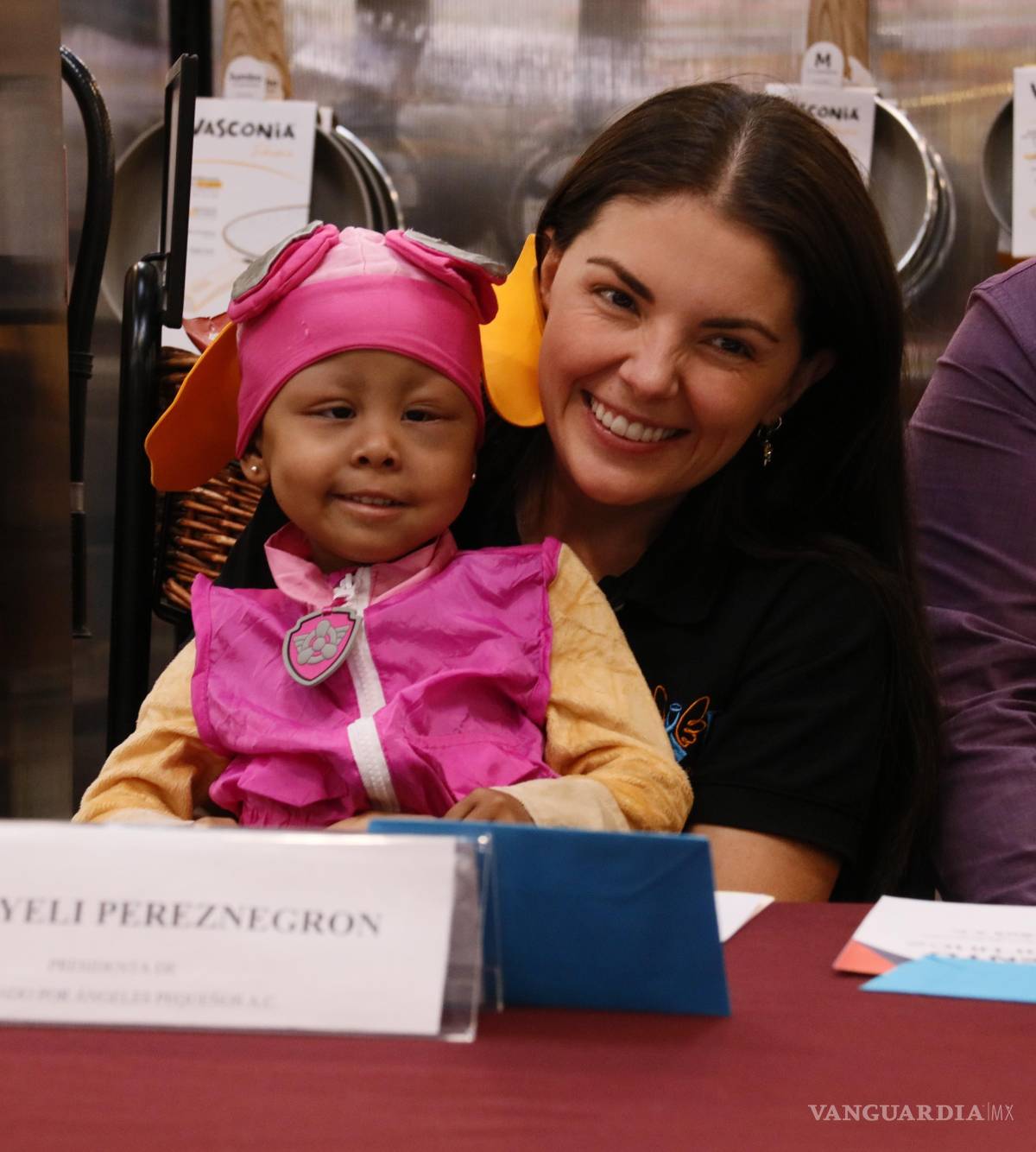 $!Directivos de Alsuper, representantes de organizaciones sociales y personas beneficiadas, participaron en la entrega simbólica de los recursos.