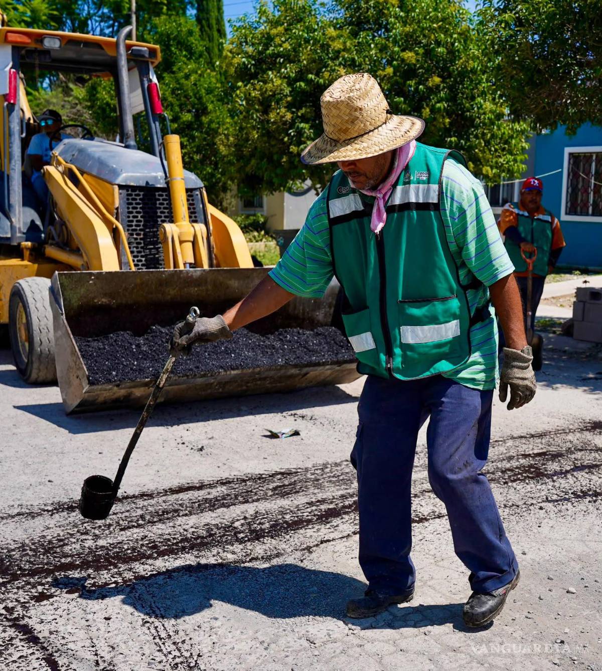 $!Personal de Bacheo y Vialidad coloca y compacta material asfáltico para reparar superficies deterioradas.