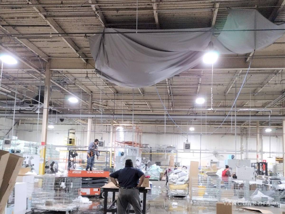 $!Omar Castaneda Balderas gerente en HFI revisa el mal estado del techo que provocó la filtración de nieve en la planta maquiladora. Foto: Trabajadores de HFI