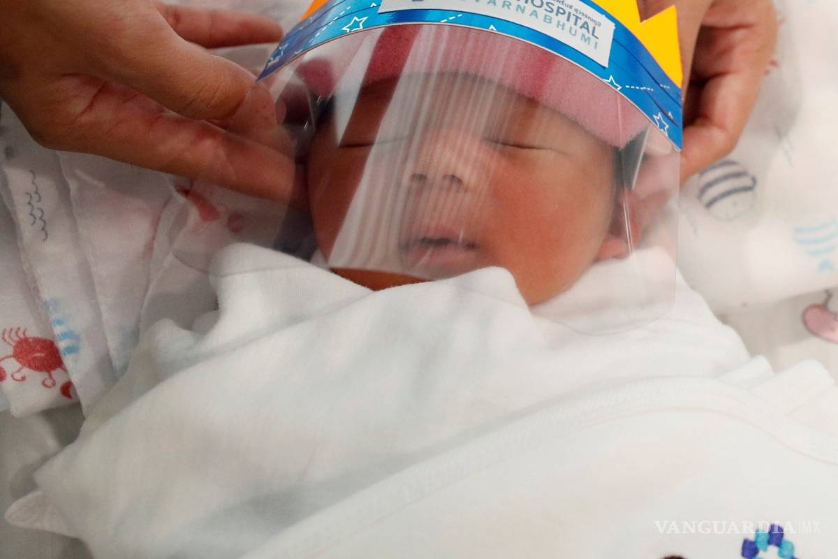 Protegen a bebés tailandeses con minimascarillas