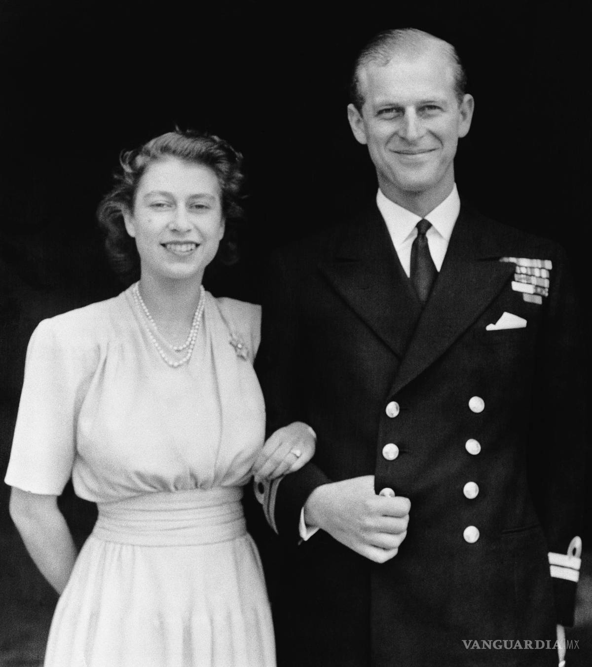$!La princesa Isabel de Gran Bretaña con el teniente Felipe Mountbatten en Londres el 10 de julio de 1947.