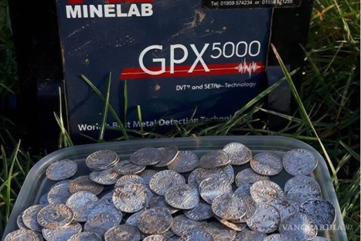 Pareja encuentra tesoro de monedas de hace mil años