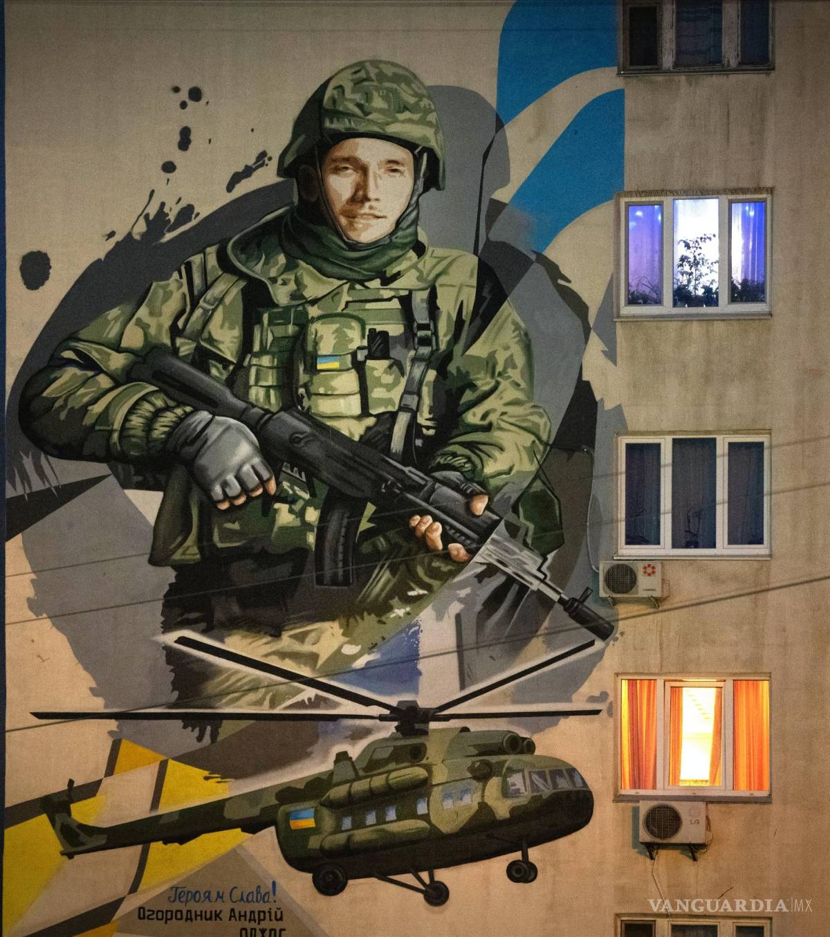 $!Un mural muestra a Andriy Ogorodnik, un soldado de 23 años del Regimiento de Azov, en un edificio de apartamentos en Kiev, Ucrania, el 2 de febrero de 2024.