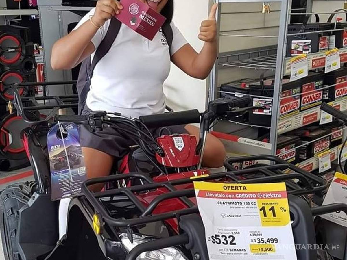 $!En Elektra, frente a 'teibols'; así presumen estudiantes las becas de AMLO