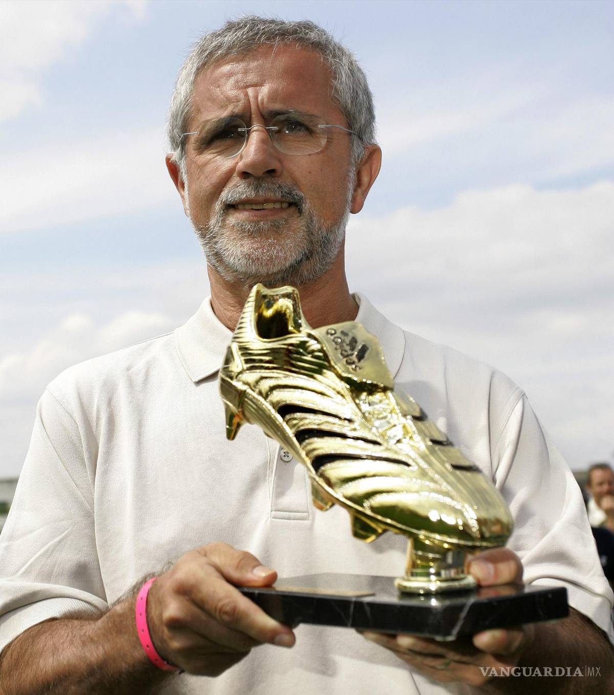 $!En esta fotografía de archivo del jueves 29 de junio de 2006, el ex futbolista alemán Gerd Mueller presenta el Trofeo Bota de Oro a los medios de comunicación en el “adidas World of Football” en Berlín. AP/Franka Bruns