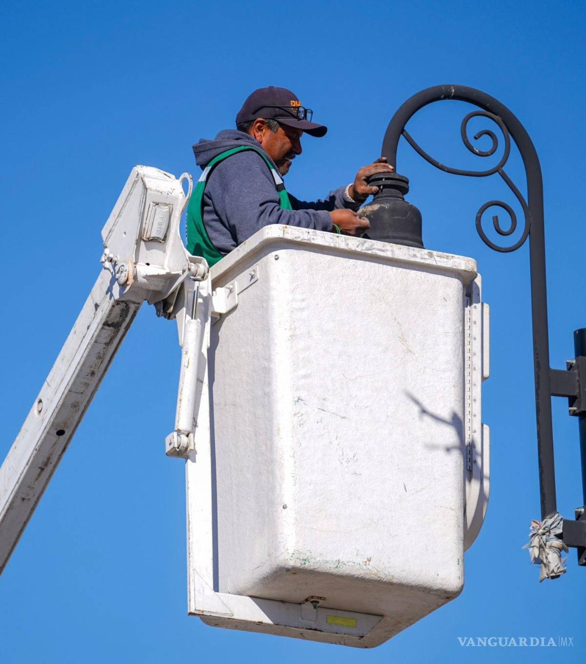 $!Con la instalación de luminarias LED, el Gobierno Municipal fortalece la seguridad y mejora la imagen urbana de colonias y vialidades.