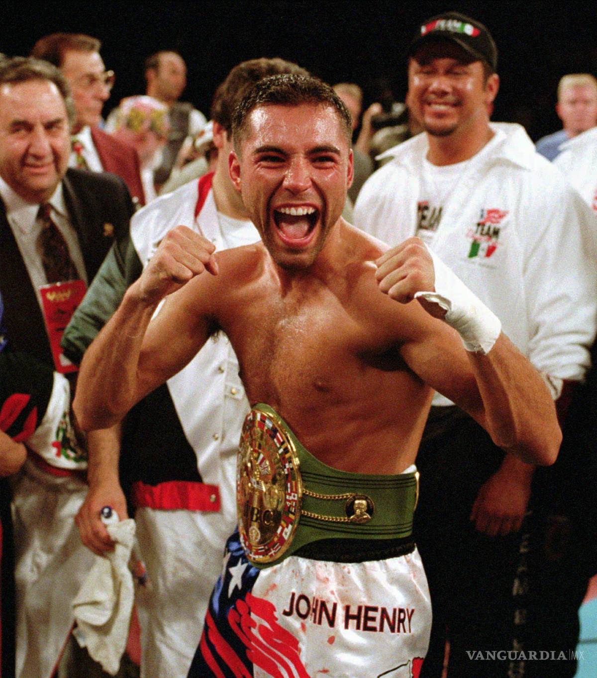 $!El recién coronado campeón superligero del WBC, Oscar De La Hoya, tras derrotar a Julio César Chávez en Las Vegas el 7 de junio de 1996. AP/Lennox McLendon
