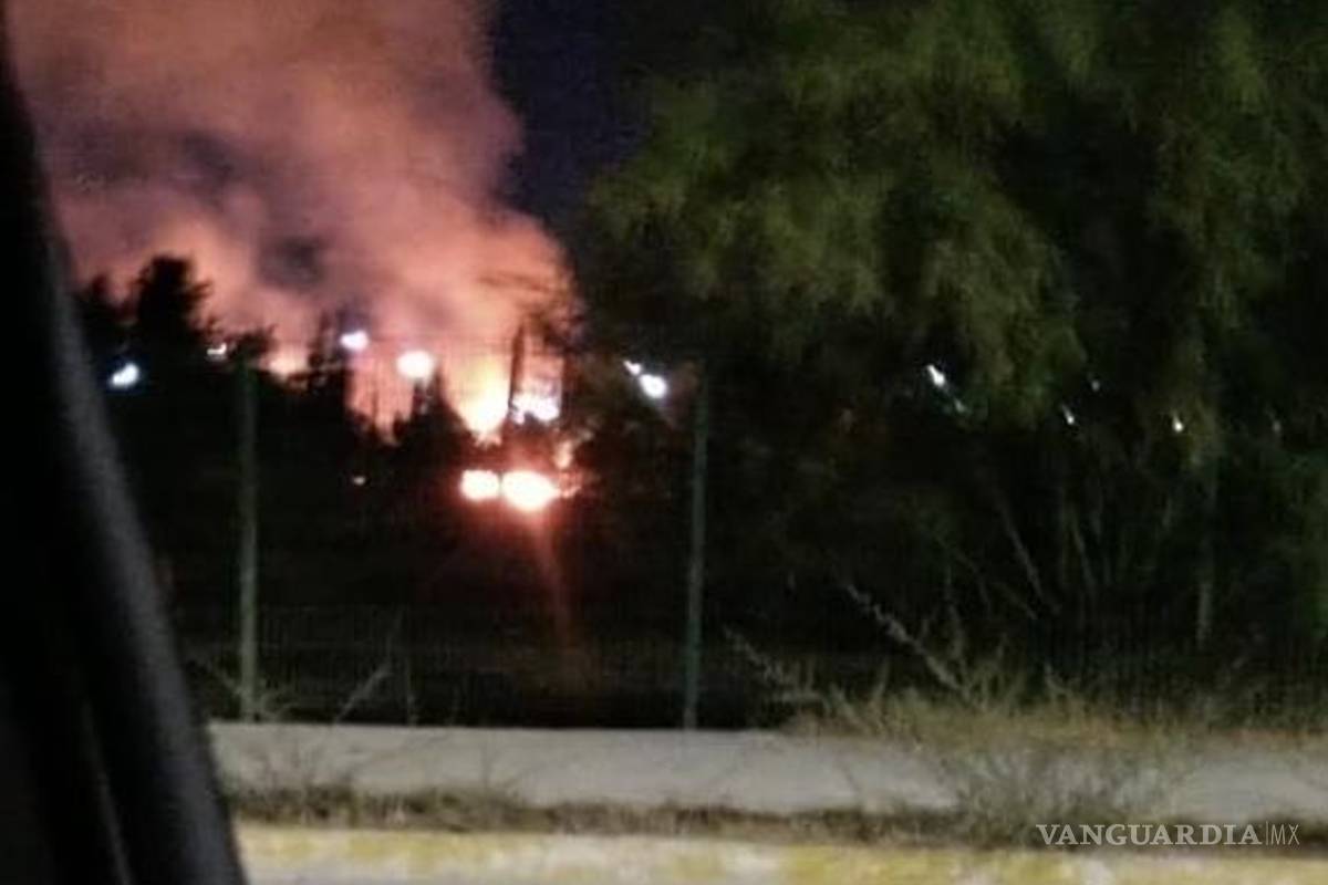 Hombre intenta quemar a migrantes en el exterior de la Casa del Migrante de Saltillo; les arroja botellas con gasolina