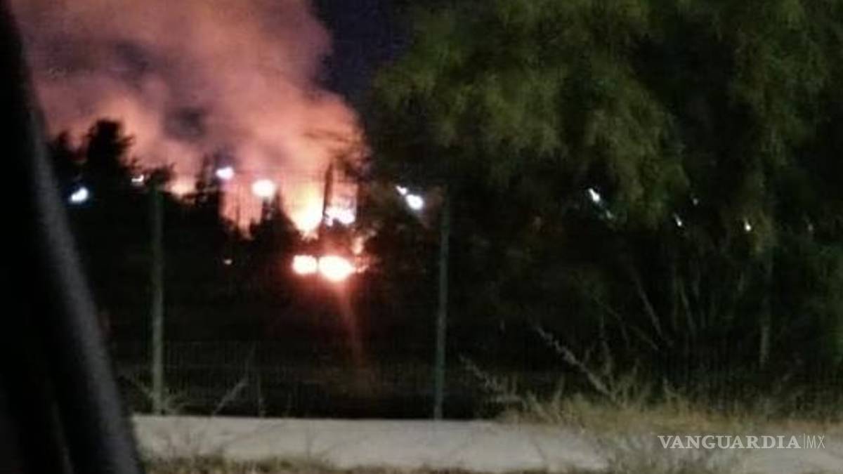 Hombre intenta quemar a migrantes en el exterior de la Casa del Migrante de Saltillo; les arroja botellas con gasolina