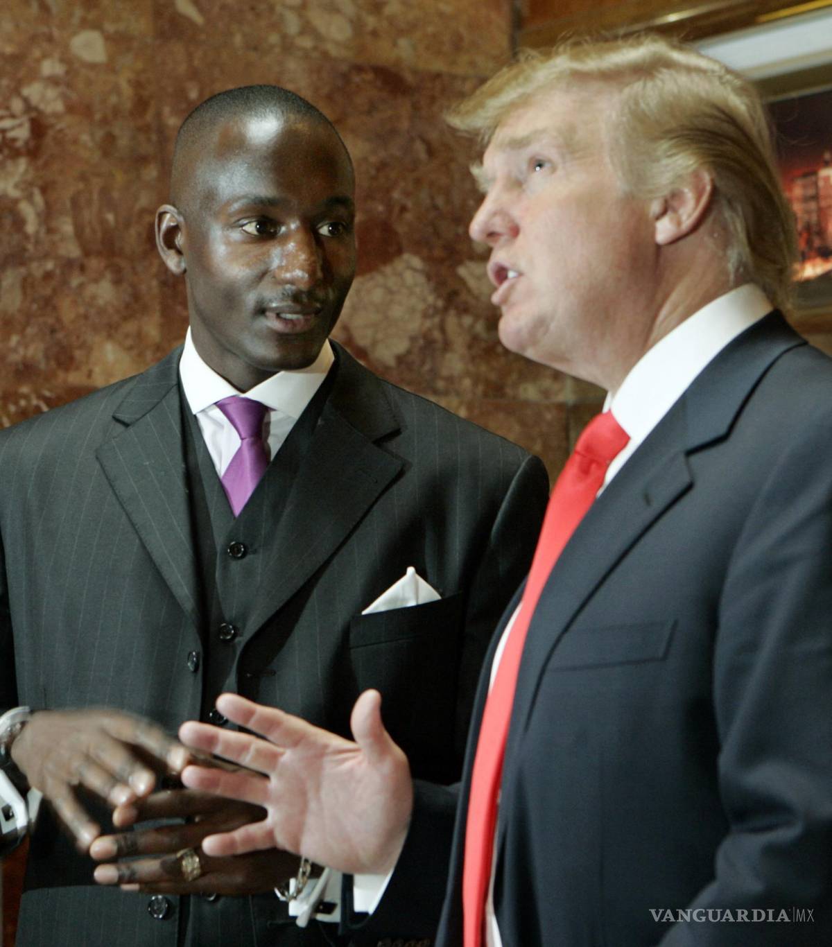 $!Donald Trump, derecha, habla con Randal Pinkett, izquierda, el ganador de la cuarta temporada del reality de Trump The Apprentice.