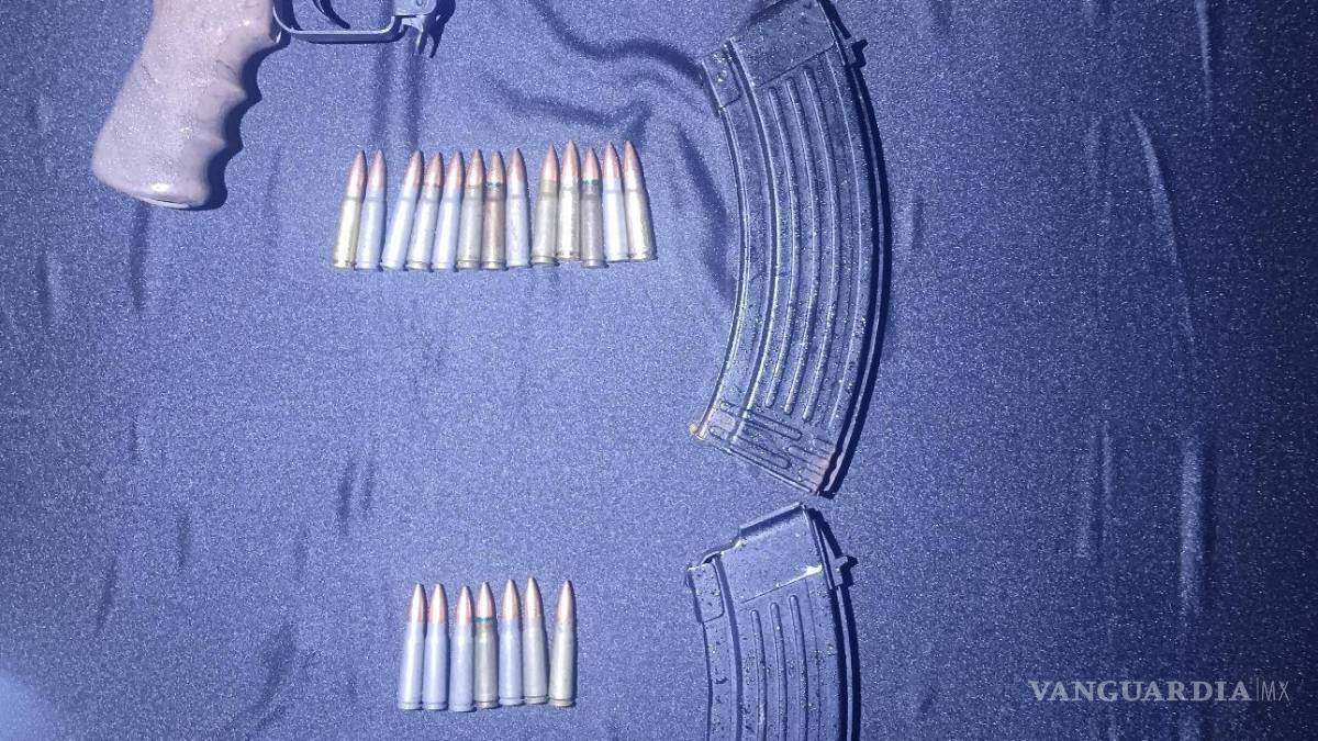 Interceptan a menor con un arma larga oculta con ¡una cobija!, en Nuevo León