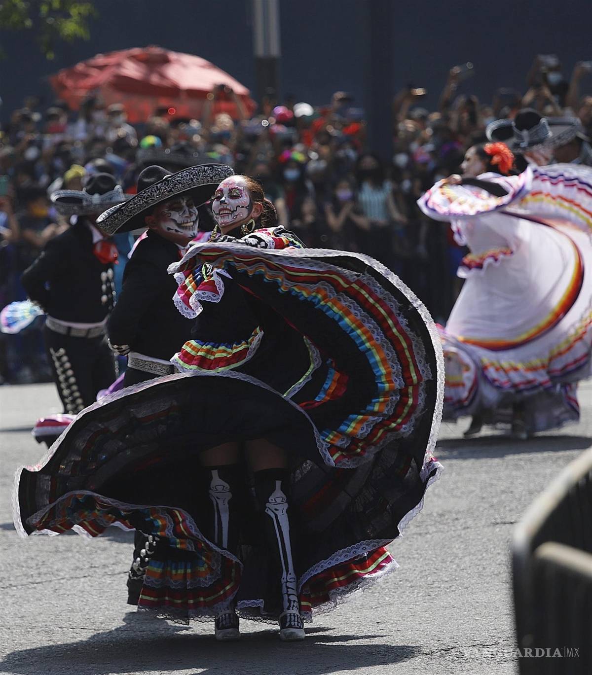 $!Personas participan en las principales avenidas en un desfile en conmemoración del Día de Muertos en Ciudad de México. EFE/Mario Guzmán