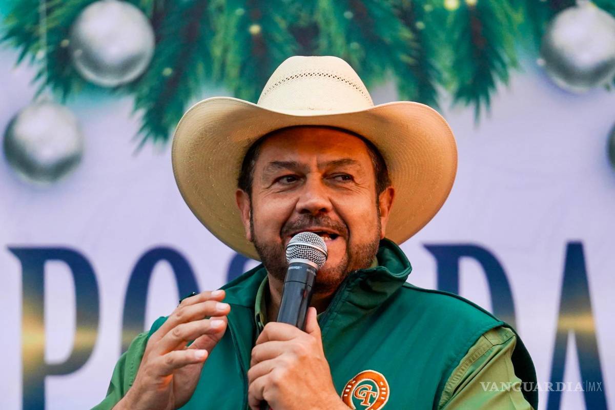 $!En la Plaza Colosio, vecinas y vecinos de Manantiales del Valle recibieron apoyos invernales por parte del alcalde.