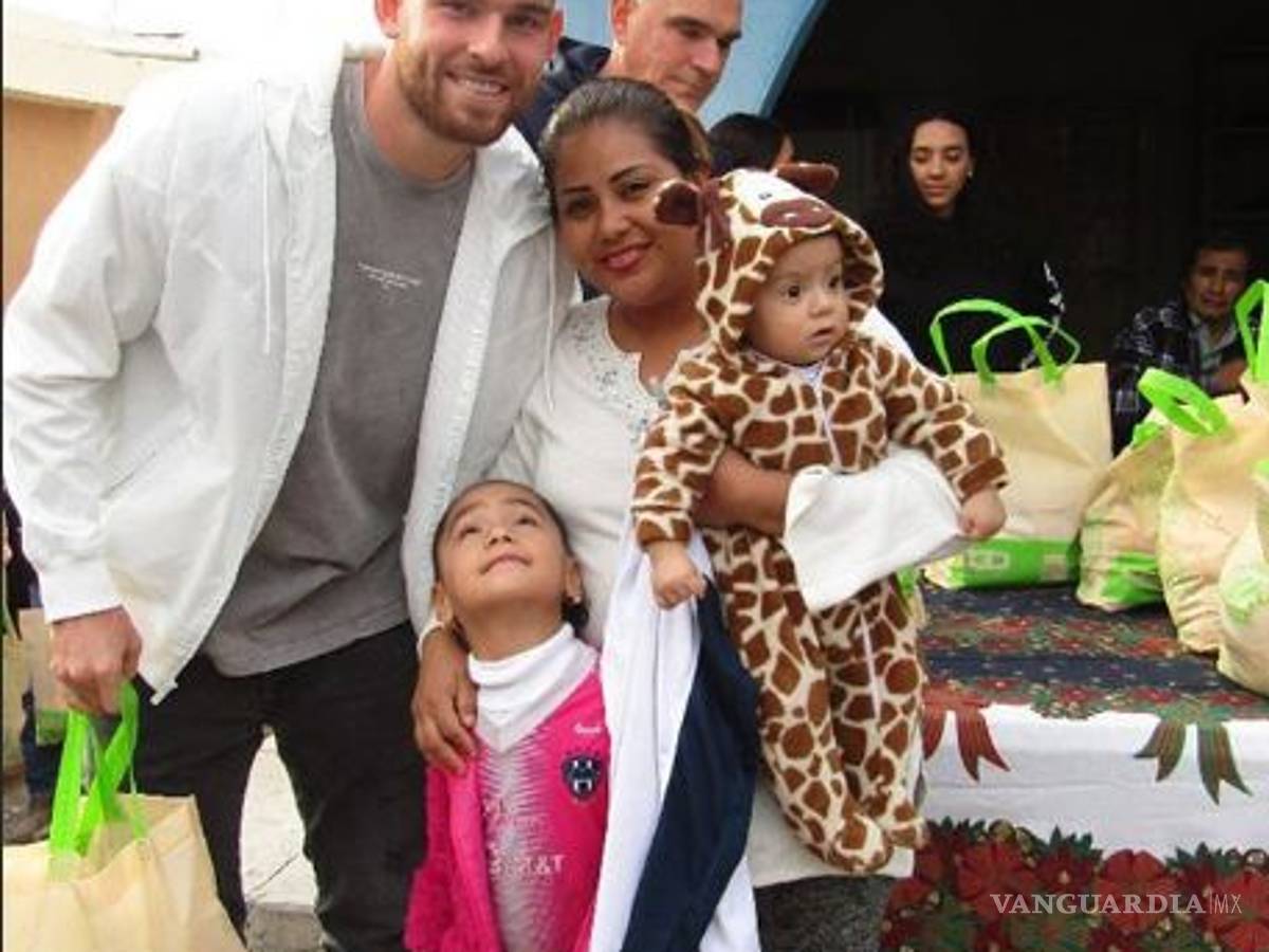 $!Vincent Janssen aprovecha tiempo libre para entregar despensas en Monterrey