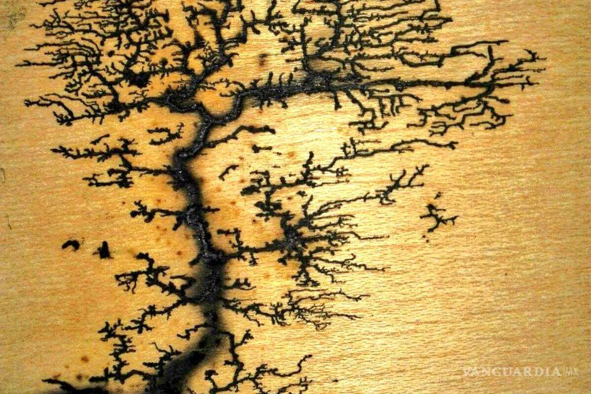 $!Esta técnica de grabado implica un riesgoso manejo de alto voltaje.