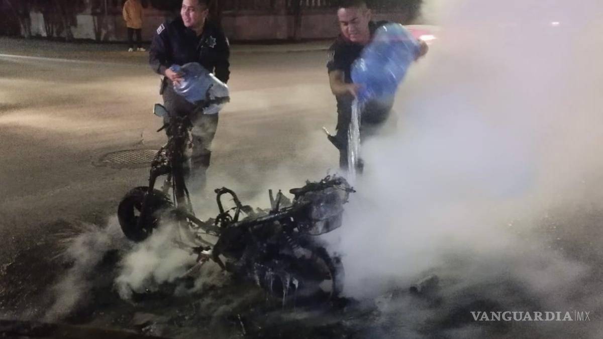 Saltillo: cortocircuito en moto provoca arda en llamas frente al Teatro de la Ciudad